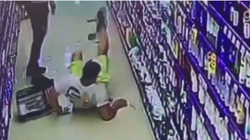 Imagem Homem é flagrado por câmeras simulando quedas em supermercados; veja vídeo