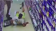 Imagem Homem é flagrado por câmeras simulando quedas em supermercados; veja vídeo