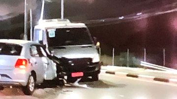 Imagem Carro invade contramão e colide em van em Lauro de Freitas; acidente provoca engarrafamento de 3 km