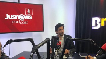 Imagem 'No Brasil, está muito difícil falar sobre política', afirma Tiago Ayres; assista