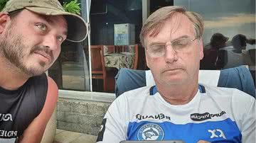 Imagem Carlos Bolsonaro troca senhas e barra acesso do pai às próprias contas nas redes sociais