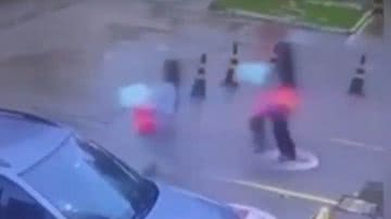 Imagem VÍDEO: Grávidas são flagradas furtando pacotes de fraldas em drogaria
