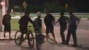 Imagem Após briga, populares cercam e agridem policial com pedrada e paulada; veja vídeo