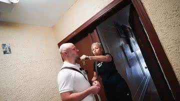 Imagem Professora é demitida após ameaçar repórter com facão no pescoço; veja