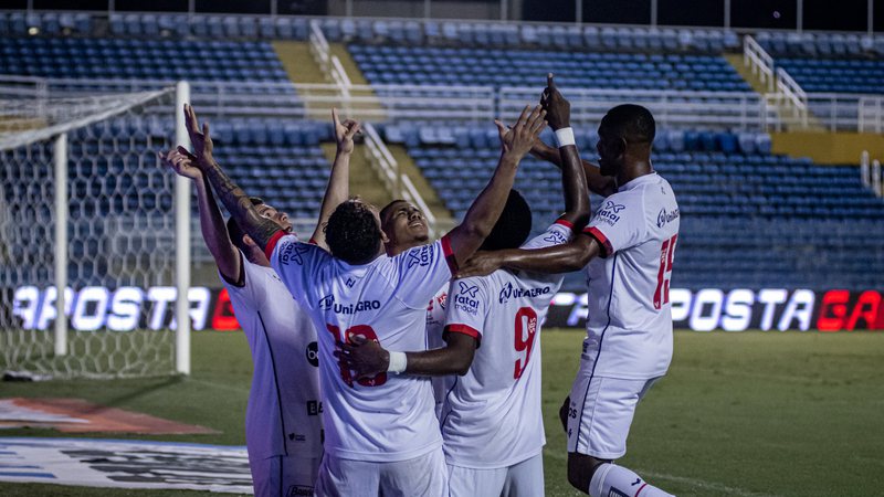 Vitória vence Botafogo-SP, mantém 100% e volta à liderança da Série B