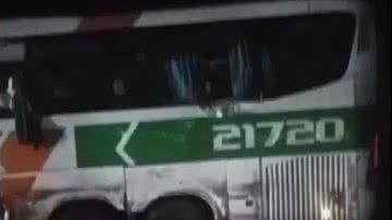 Acidente entre ônibus e caminhão na BR 101 - Reprodução / Redes Sociais