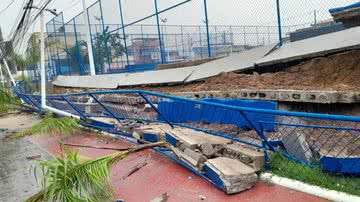 Parte de estrutura cedeu após fortes chuvas em Salvador - Reprodução/Redes Sociais