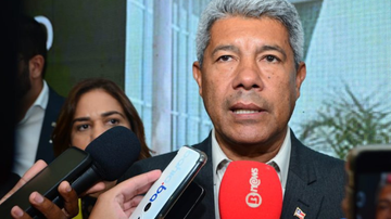 Jerônimo comenta sobre empréstimos pedidos à Alba durante entrega de frota de transporte escolar - Joilson César/BNews