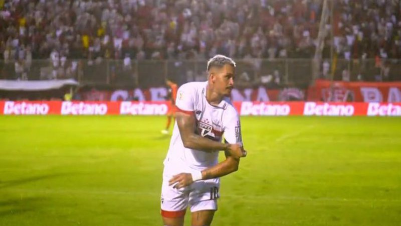 Com um a menos, Vitória perde para o São Paulo no Barradão e segue no Z\u002D4 da Série A