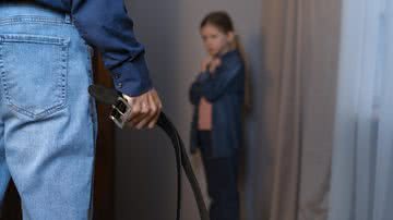 <a href="https://br.freepik.com/fotos-gratis/crianca-sofrendo-abuso-por-parte-dos-pais-com-cinto_39427801.htm#fromView=search&page=2&position=0&uuid=989ddefd-ef6e-44ce-a539-4ca1ea1bb58b">Imagem de freepik</a>