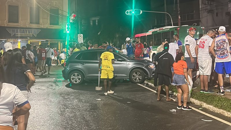 Carro atropela torcedores nos arredores da Fonte Nova após BaVi