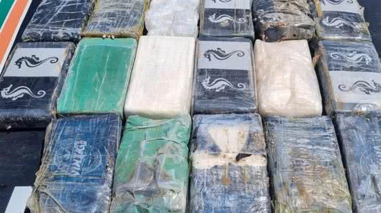 Imagem Moradores encontram pacotes suspeitos na beira da praia e acionam a polícia