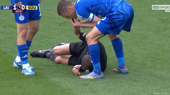 Imagem Jogador atinge árbitro com cotovelada e atacante apita pra paralisar o jogo; assista