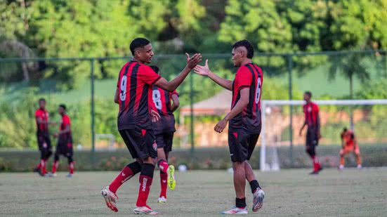 Jogadores da base do Vitória se cumprimentando - Karla Porto / EC Vitória