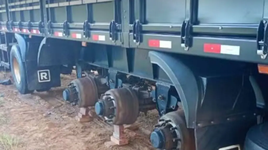Imagem Suspeitos fazem motorista de refém e roubam combustível e pneus de caminhão
