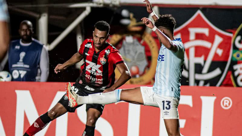 Lucas Braga, jogador do Vitória, fazendo uma jogada contra atleta do Universidad Católica de Quito-ECU - Victor Ferreira / EC Vitória