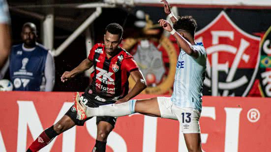 Lucas Braga, jogador do Vitória, fazendo uma jogada contra atleta do Universidad Católica de Quito-ECU - Victor Ferreira / EC Vitória