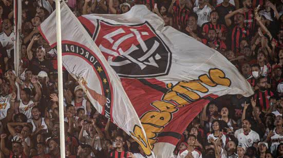 Bandeira da TUI agitada durante jogo Vitória x Santos - Victor Ferreira / EC Vitória