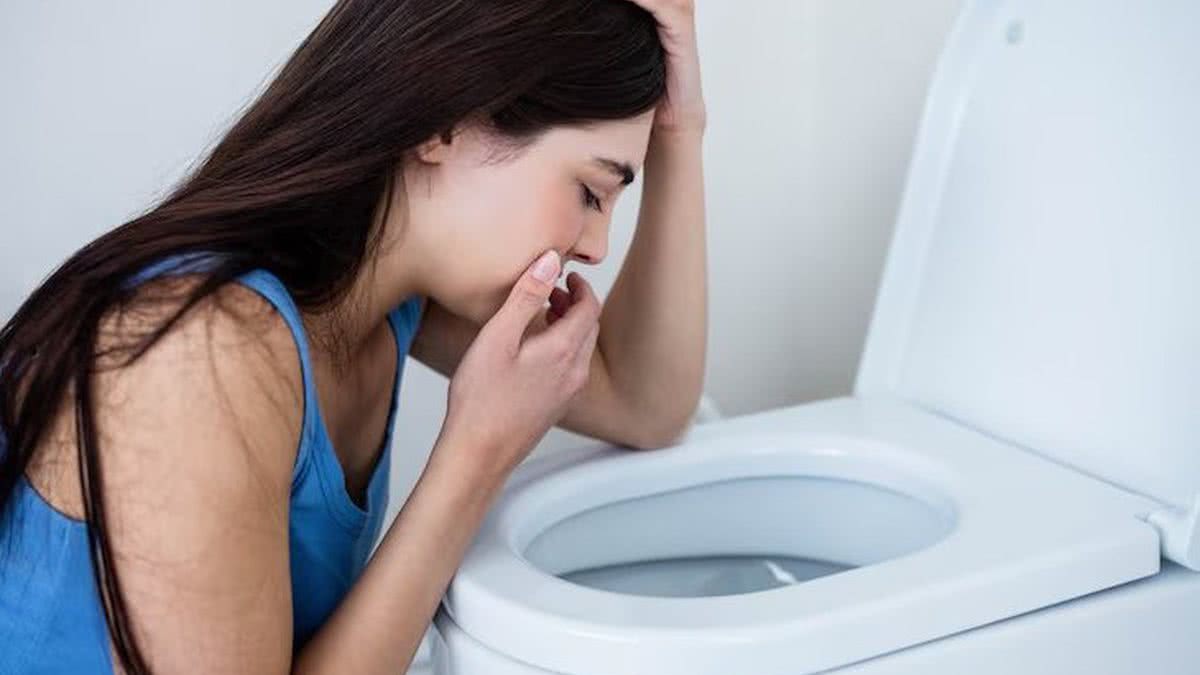 Vômito preto? Saiba o significado desse sintoma assustador