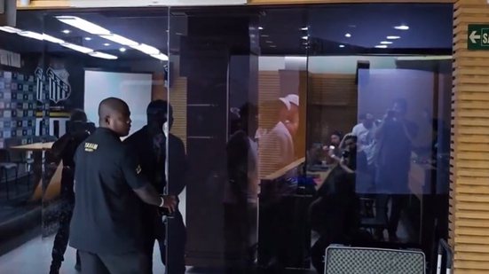 Imagem Torcedores do Santos tentam invadir sala de imprensa após empate na Vila Belmiro; veja vídeo