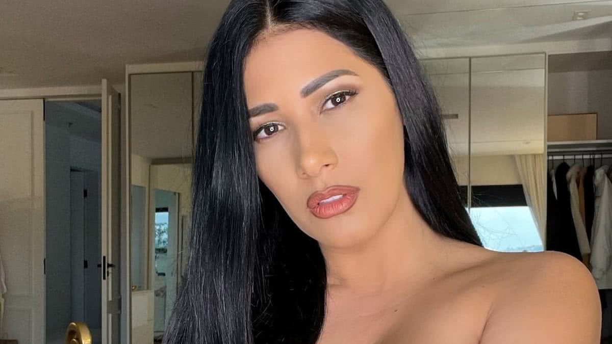 Simaria só de calcinha