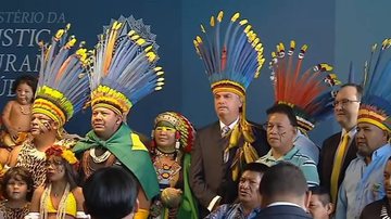 Imagem Bolsonaro ganha medalha do mérito indigenista, põe cocar e cita Deus em discurso