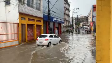 Imagem Após chuvas intensas, motoristas e pedestres enfrentam transtorno histórico na Nilo Peçanha; veja vídeo