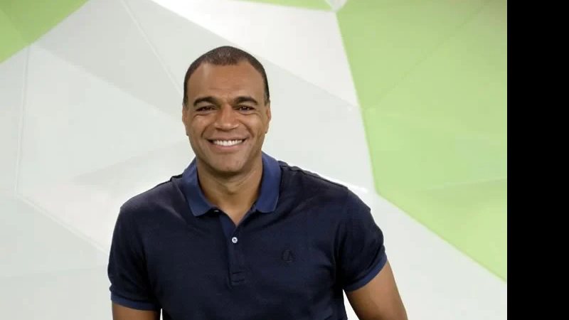 Imagem Aos 44 anos, Denilson é anunciado como novo reforço de time pernambucano