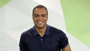 Imagem Aos 44 anos, Denilson é anunciado como novo reforço de time pernambucano