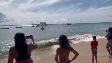 Imagem Vídeo: Banhistas são retirados do mar após tubarão ser visto na praia do Porto da Barra