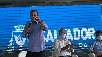 Imagem Bruno Reis faz afago a Leão em evento dos 473 anos da Salvador