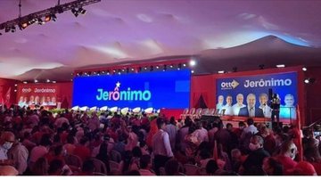 Imagem Militantes aguardam discurso do ex-presidente Lula
