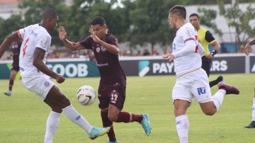 O que vai acontecer com torcedor que invadiu gramado do Beira-Rio com  criança para agredir um jogador?