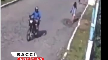 Imagem Imagens registram momento em que motociclista cospe em pedestres