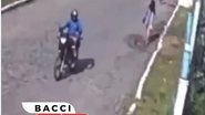 Imagem Imagens registram momento em que motociclista cospe em pedestres