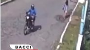 Imagem Imagens registram momento em que motociclista cospe em pedestres