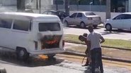 Imagem Vídeo: Carro pega fogo na Avenida São Cristóvão