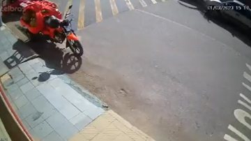 Imagem Vídeo: casal de carro furta botijão de gás em moto de entregador e acaba preso