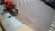 Imagem Vídeo: casal de carro furta botijão de gás em moto de entregador e acaba preso