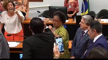 Deputados discutem em plenário - Estadão