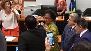 Deputados discutem em plenário - Estadão