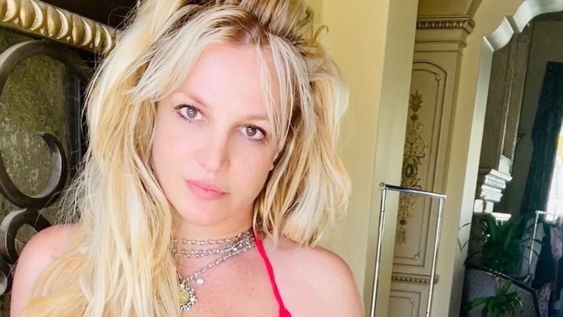Imagem Britney Spears posa completamente nua e causa polêmica na web: 'O que tem de errado com ela?'