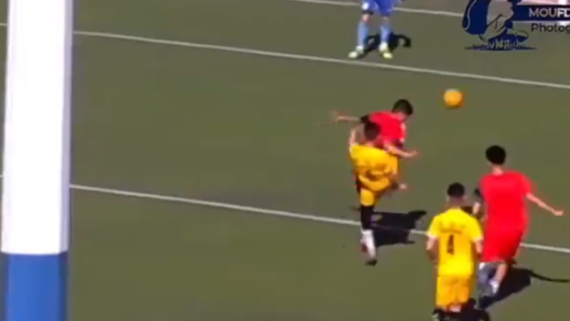 Bi kịch cầu thủ 17 tuổi t.ử v.ong ngay trên sân sau khi bị đối thủ đá vào bụng 1 Jovem de 17 anos é atingido no abdômen e morre durante partida de futebol; veja