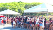 Torcedores acompanham jogo do Vitória por telão montado no estacionamento do Barradão