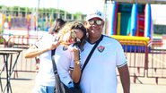 Torcedores acompanham jogo do Vitória por telão montado no estacionamento do Barradão