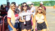 Torcedores acompanham jogo do Vitória por telão montado no estacionamento do Barradão