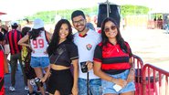 Torcedores acompanham jogo do Vitória por telão montado no estacionamento do Barradão