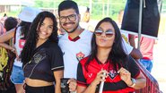 Torcedores acompanham jogo do Vitória por telão montado no estacionamento do Barradão
