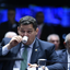 Presidente do Senado, Davi Alcolumbre (União Brasil), tomando um cafezinho | Edilson Rodrigues / Agência Senado