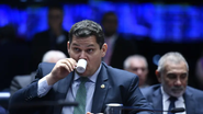 Presidente do Senado, Davi Alcolumbre (União Brasil), tomando um cafezinho | Edilson Rodrigues / Agência Senado